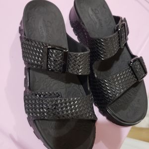 SOLD Skechers Arch fit sandals size 7